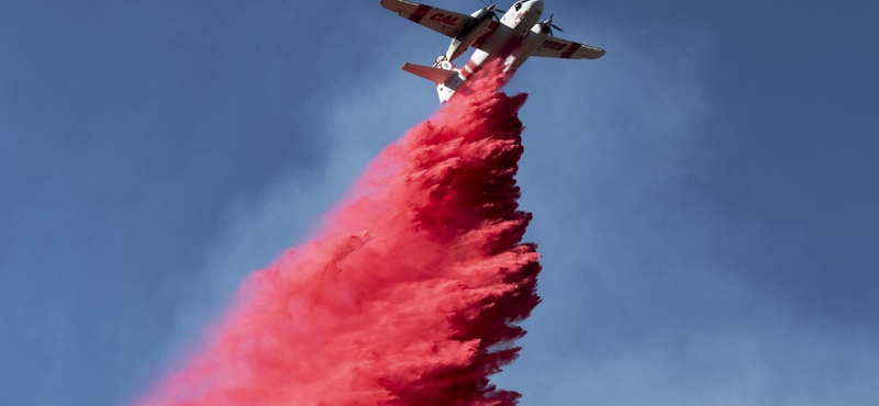 Rózsaszín ragaccsal próbálják megfékezni a Los Angeles-i lángokat