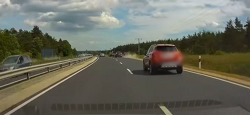 Őrült előzés a 8-ason: a padkán kerülte a sort a motoros