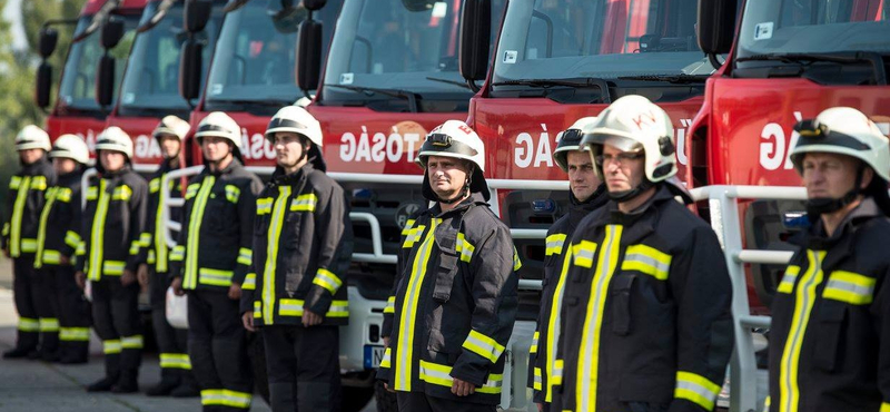 Lángol az aljnövényzet Mezőtúrnál, házakat, tanyákat és haszonállatokat is veszélyeztet