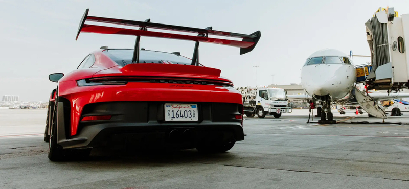 Egy Porsche 911 GT3 RS-t használnak a szoros átszállásoknál a Los Angeles-i repülőtéren