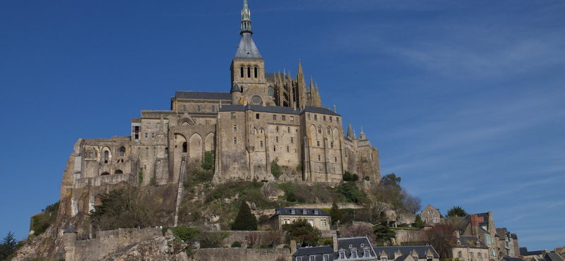 A francia rendőrök kiürítették Mont Saint-Michel szigetét