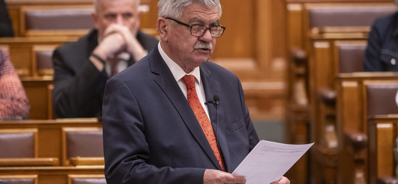 Veterán politikus távozik a kormányból