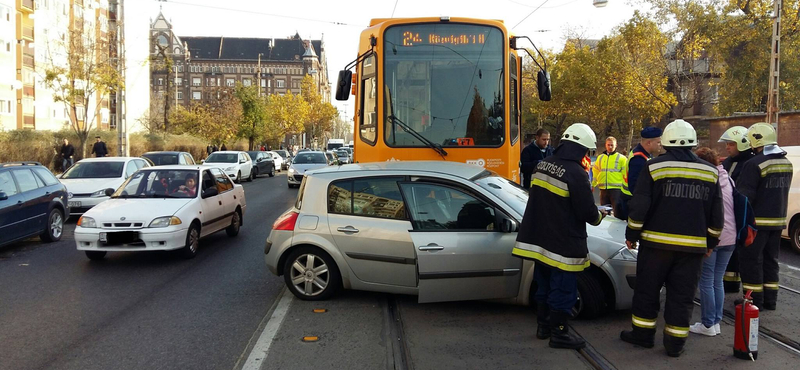 A 24-es villamos elé kanyarodott egy autó, itt is pótlóbuszra volt szükség – fotó