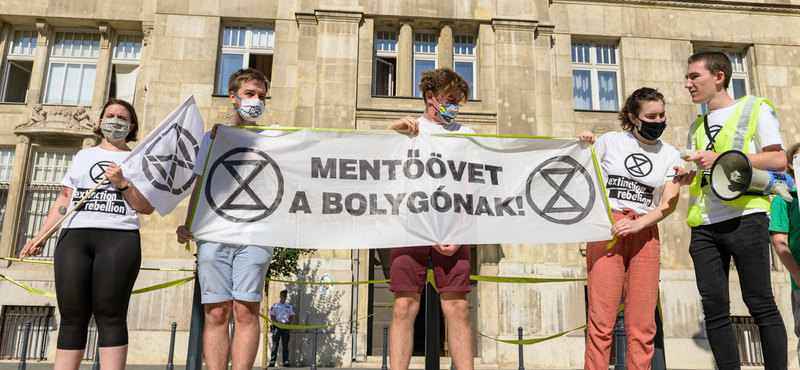 A Pénzügyminisztérium előtt tüntettek az Extinction Rebellion aktivistái