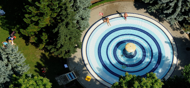 Vízből mentettek ki egy kisgyermeket a Római Strandfürdőben