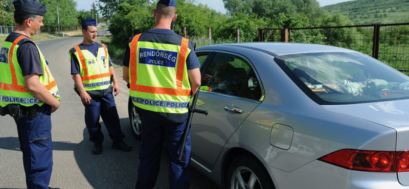 A kesztyűtartóban lévő konyhakés miatt büntettek meg egy férfit