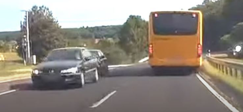 A buszosnak kellett menteni a helyzetet egy életveszélyes előzésnél Eplénynél – videó