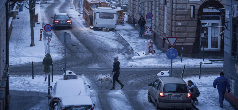 A II. kerületben ma senkit nem bírságolnak a parkolóőrök, inkább mindenki havat lapátol