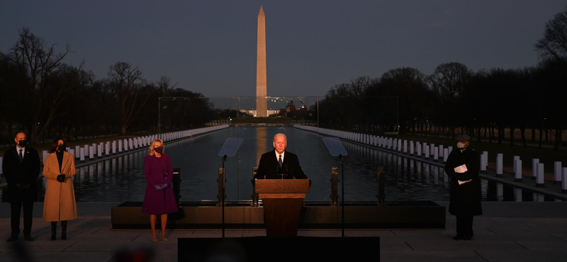 Beiktatása előtt a járvány 400 ezer amerikai halottjára emlékezett Biden