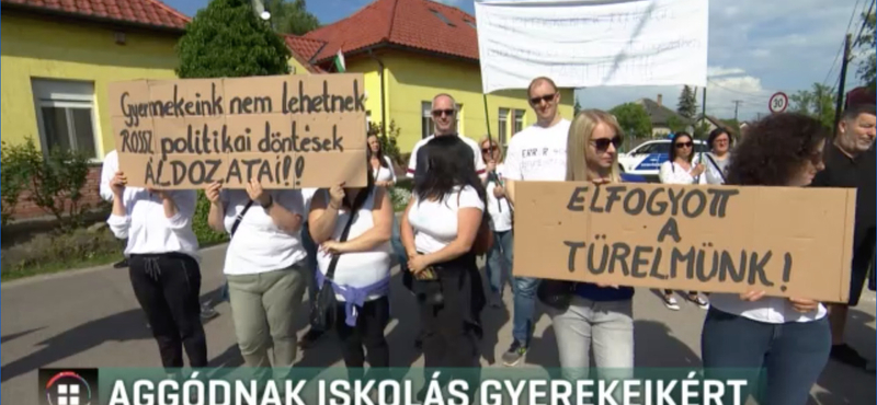 Potyog a gyerekekre a vakolat, penészesek a falak, fólia fedi a tornatermet – a Monori Tankerületi Központ előtt tiltakoztak a szülők