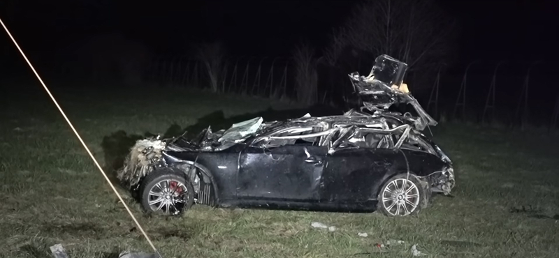 Nyárigumis BMW-ből zuhant ki két férfi, akik vakcsatot használtak biztonsági öv helyett