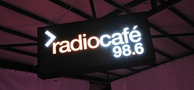 "A Radiocafé 98.6 2011. május 17-én, 16h-kor elhallgatott. Mindent köszönünk nektek"