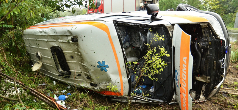 Felborult egy mentőautó – helikoptert küldtek a súlyos sérültekért