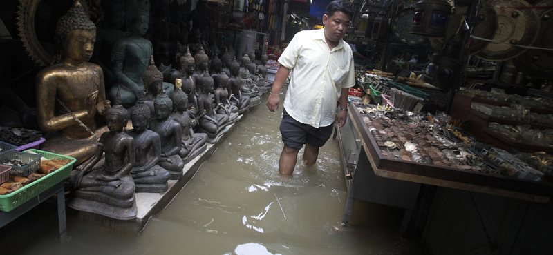 Bangkokot elnyelte a víz - képekkel