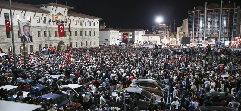 Erdogan győzedelmes üzenettel tért vissza Isztambulba