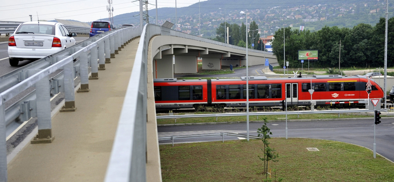 Megkésett óbudai útátadás, újabb szépséghibákkal – fotók