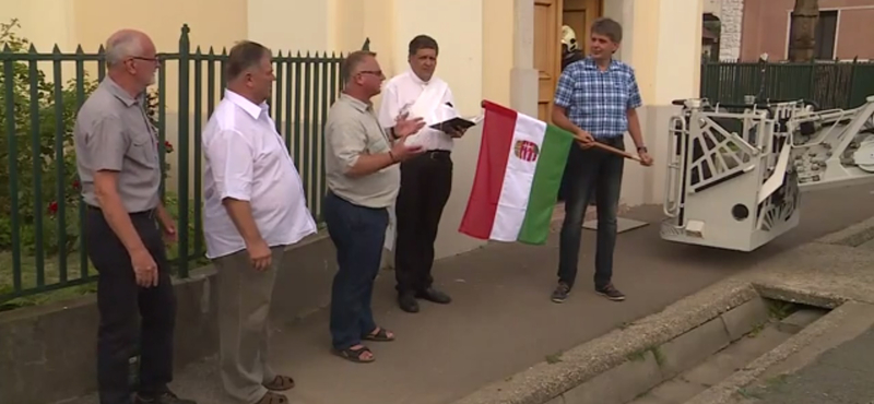 Ünnepélyes keretek közt avatott fel egy zászlótartót az ózdi Fidesz