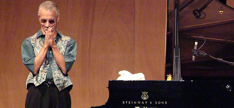 Nyolcvanéves Keith Jarrett, akinek a koncertjein köhögni sem lehet