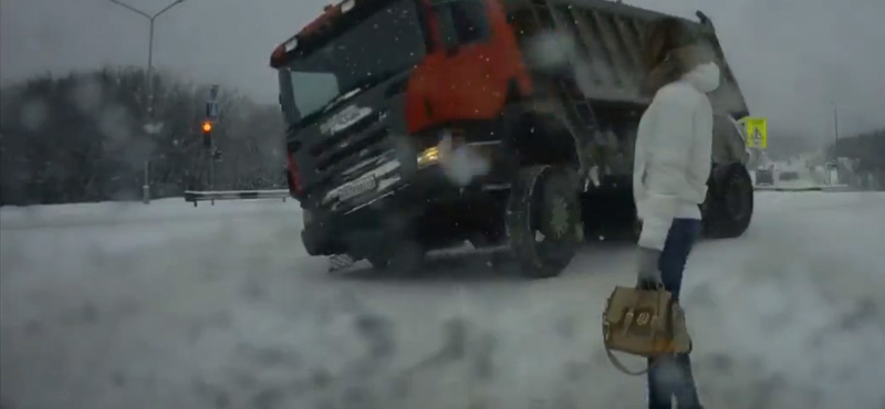 Ilyen, amikor kamiont borít fel egy fiatal lány – videó