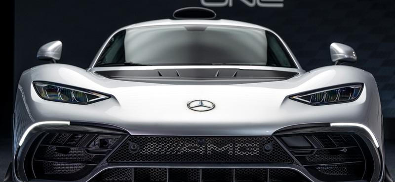 Porrá égett az egyik egymilliárd forintos Mercedes-AMG One közúti Forma-1-es autó