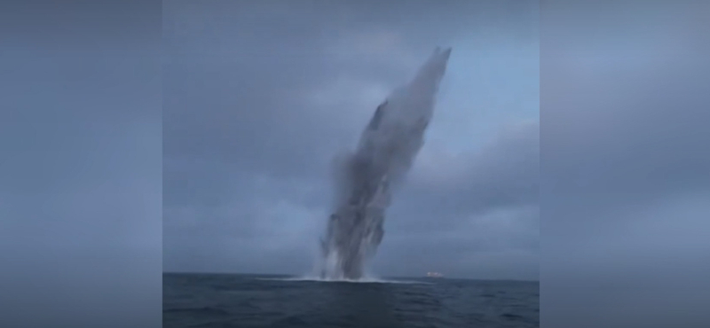 Videón, amint felrobbantanak egy 130 kg-os második világháborús bombát Dánia partjainál