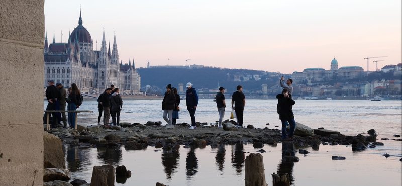 Képek: turisták nyüzsögnek az apadó Duna medrében Budapesten