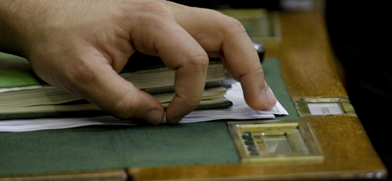 Ma dönthet a parlament a korhatár előtti öregségi nyugdíjakról