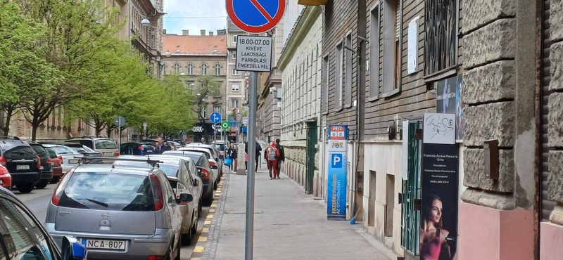 Jelentősen drágulhat a parkolás Erzsébetvárosban, mert a polgármesternek elege van az autórengetegből