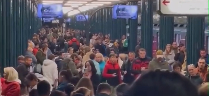 Miközben Kijevet rakétázták, a metróba menekült emberek ukrán dalokat énekeltek – videó