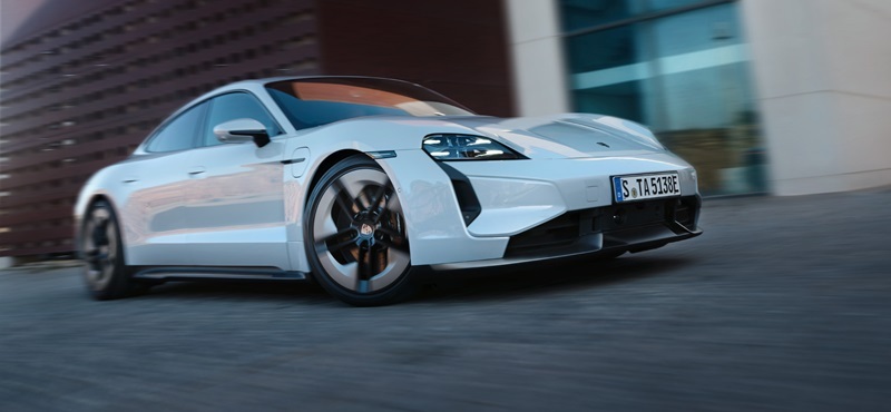 Így lépi át az elektromos autózás korlátait a Porsche Taycan