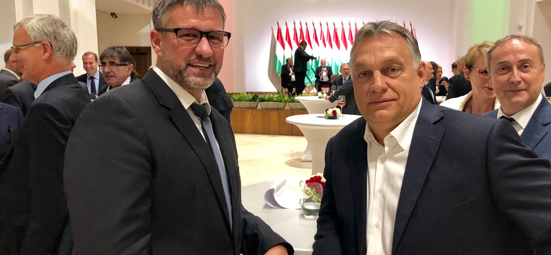 Megmagyarázta a kormány, miért koccintott Orbán Viktor Simonka Györggyel