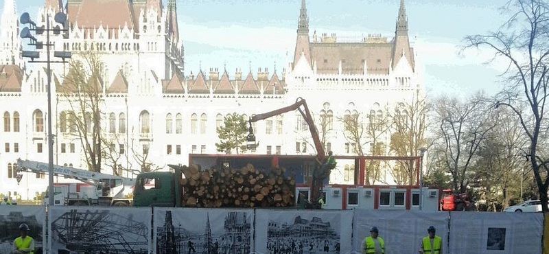 Videó: irtják a Kossuth téri fákat