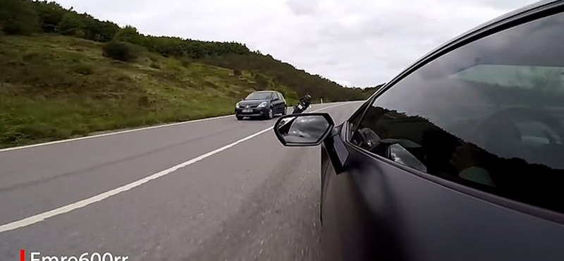 Egy Lamborghinivel kergetőzik a motoros, és ahogyan lenni szokott, jön az a bizonyos hiba – videó