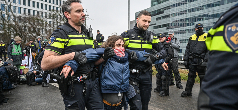 Előállítottak 190 klímaaktivistát Hollandiában, mert lezártak egy autópályát