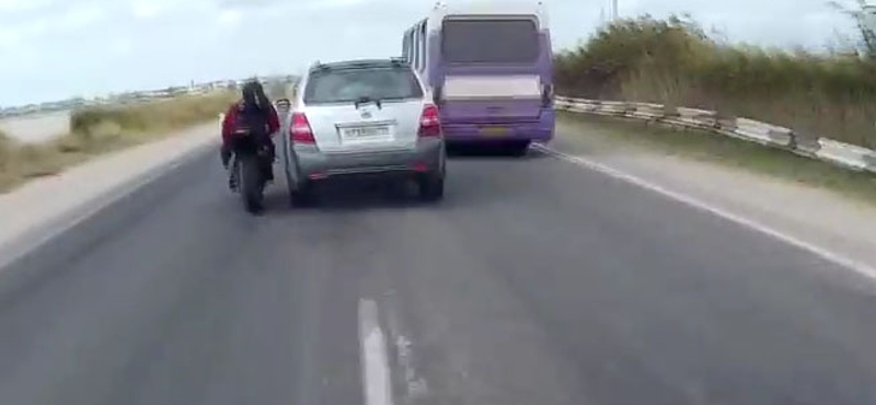 Ilyen egy igazán vérfagyasztó motoros előzés – videó