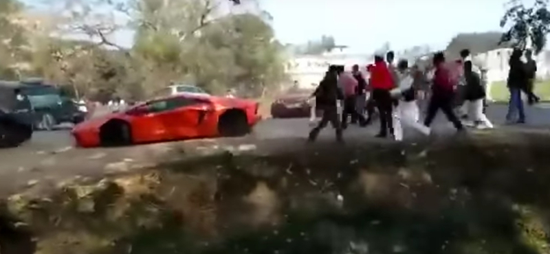 Kővel dobáltak meg egy Lamborghini Aventadort és egy Ferrari 458 Spidert – videó