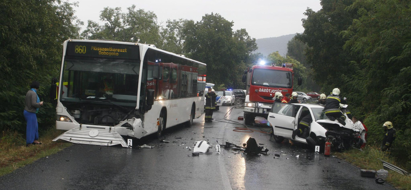 Fotók: Felismerhetetlenre törte a Polót a dobogókői busz