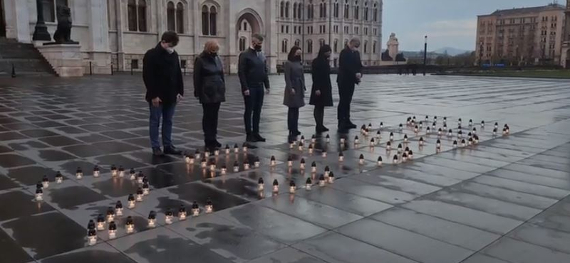 Mécsesekkel emlékezett az ellenzék a járvány 25 000 áldozatára a parlamentnél