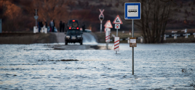 Fenyegetnek a villámárvizek: spéci rendszer húznak fel Szegednél