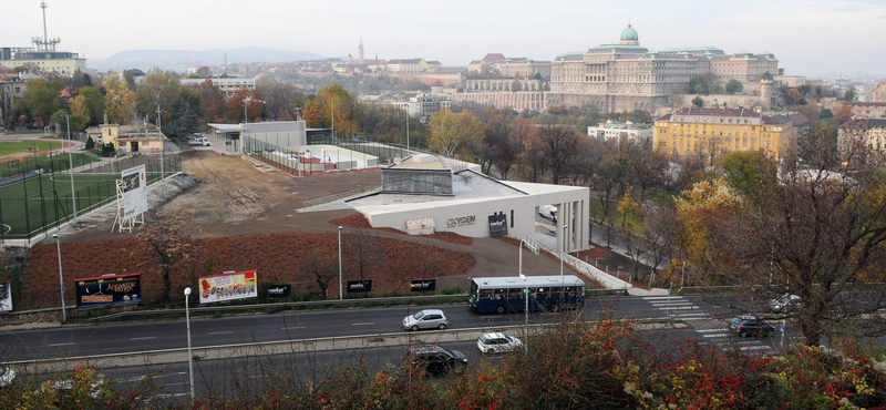 Tanmedence helyett luxuswellnessközpont: Juhász feljelentést tesz