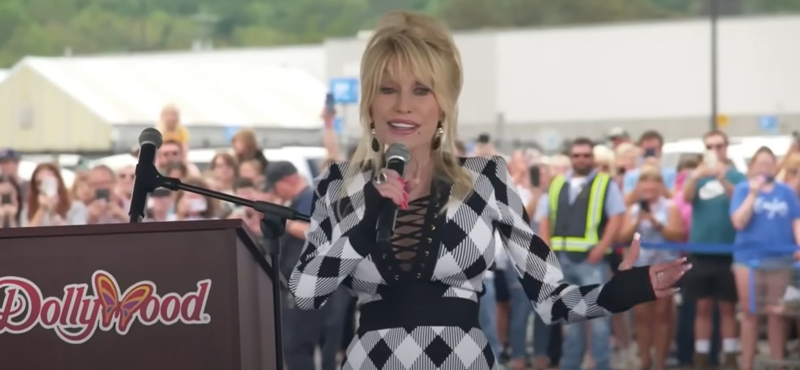 Dollármilliókkal segíti Dolly Parton a Helene hurrikán károsultjait, még egy slágerét is átköltötte