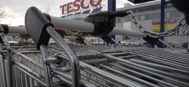 Közokirat-hamisítás miatt vittek be több embert a Tesco gyáli bázisáról