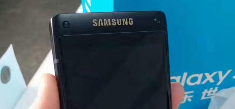 Fliptelefonnal rukkol ki holnap a Samsung