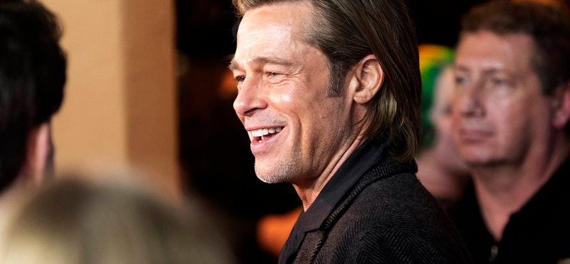 Brad Pitt nem tud leállni a szingli viccekkel