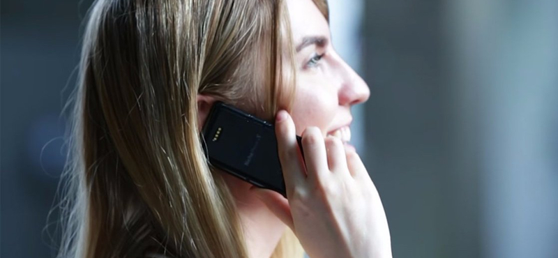 Itt ez a pici japán androidos mobil, több nem is kell telefonáláshoz