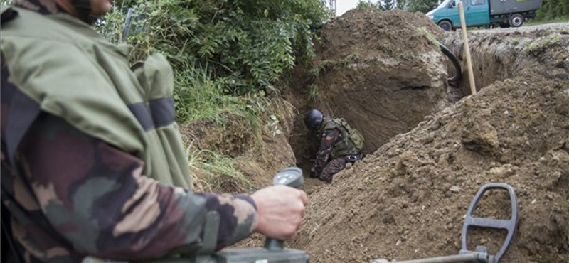 Több mint 40 világháborús bomba került elő a földből Kétpónál