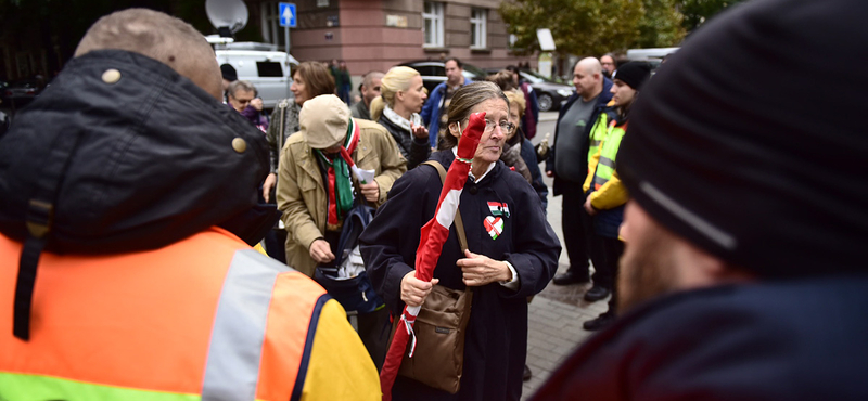 Az ombudsmani jelentés ellenére is szerződik a HM a Valtonnal