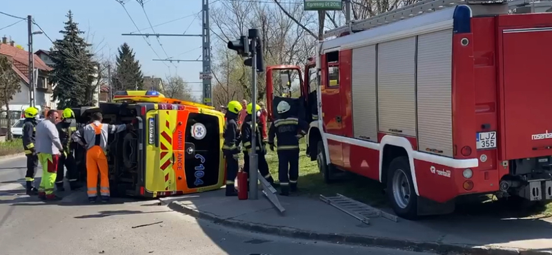 Mentőautót borított fel egy rendszám nélkül hajtó audis