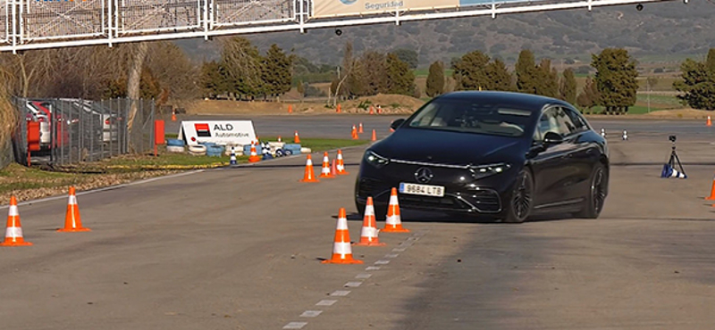 Meglátszott a Mercedes EQS nagy tömege a jávorszarvas-tesztjén – videó