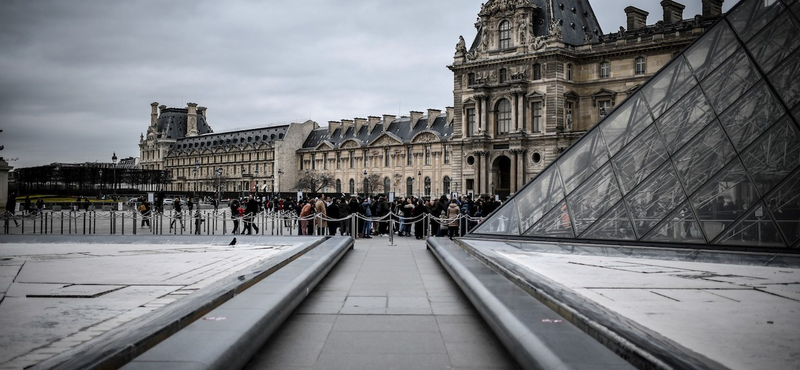 Bombariadó miatt kiürítették Louvre-t